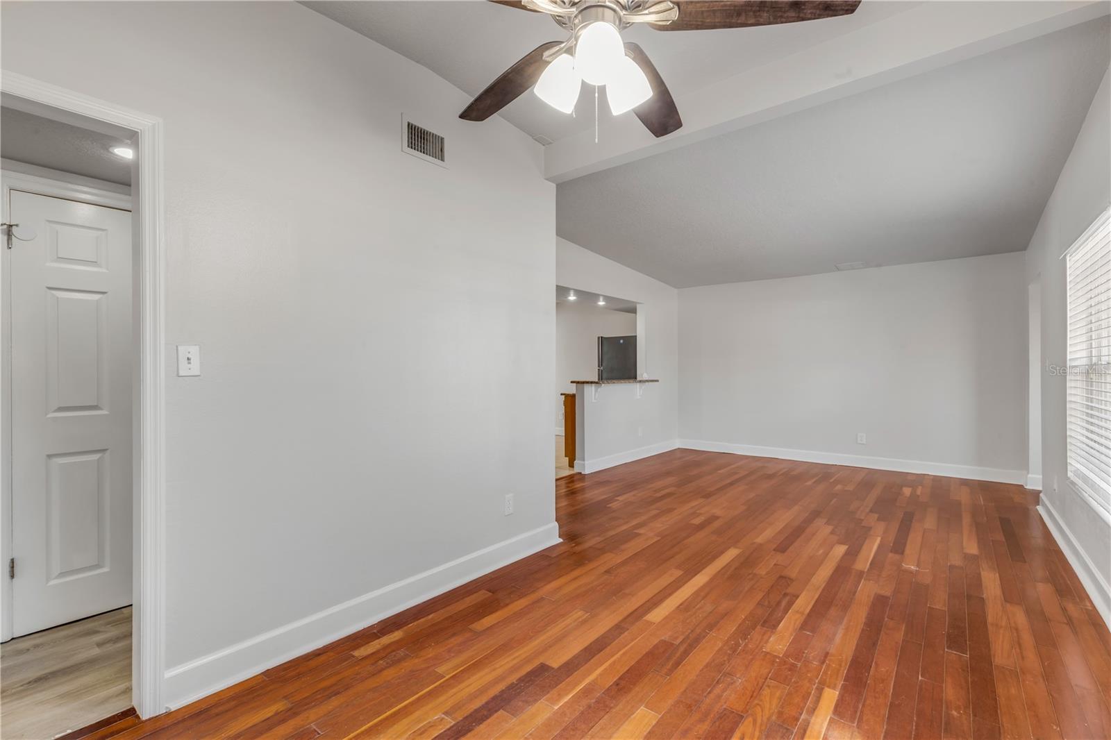 Image 7 of 39 For 758 Canovia Avenue