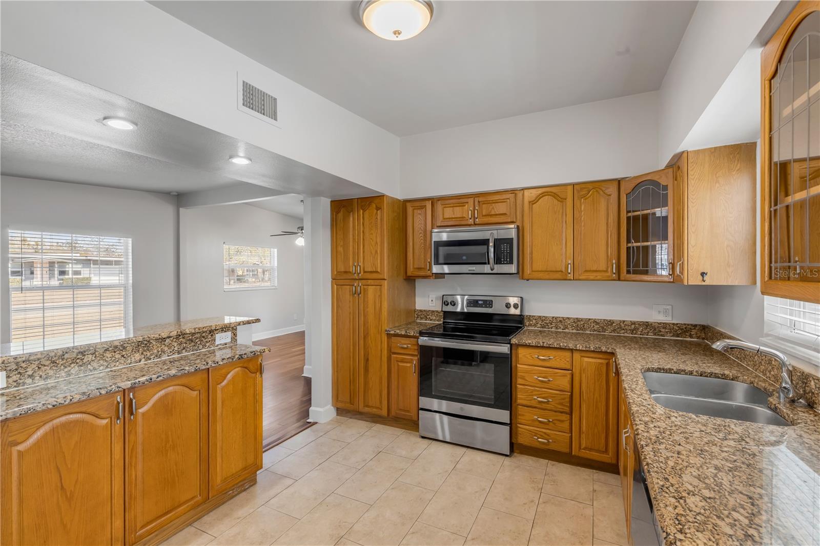 Image 8 of 39 For 758 Canovia Avenue