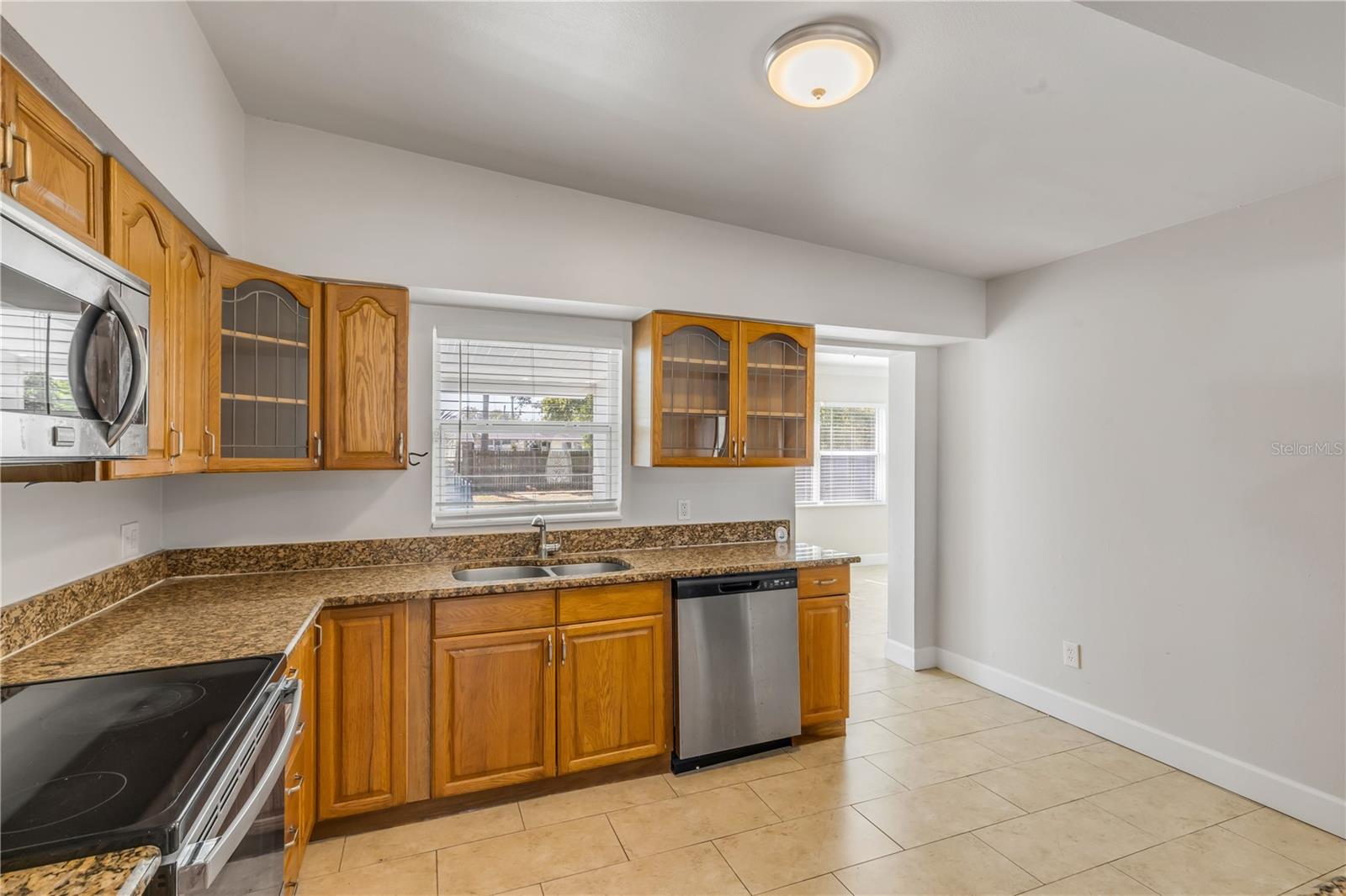 Image 9 of 39 For 758 Canovia Avenue