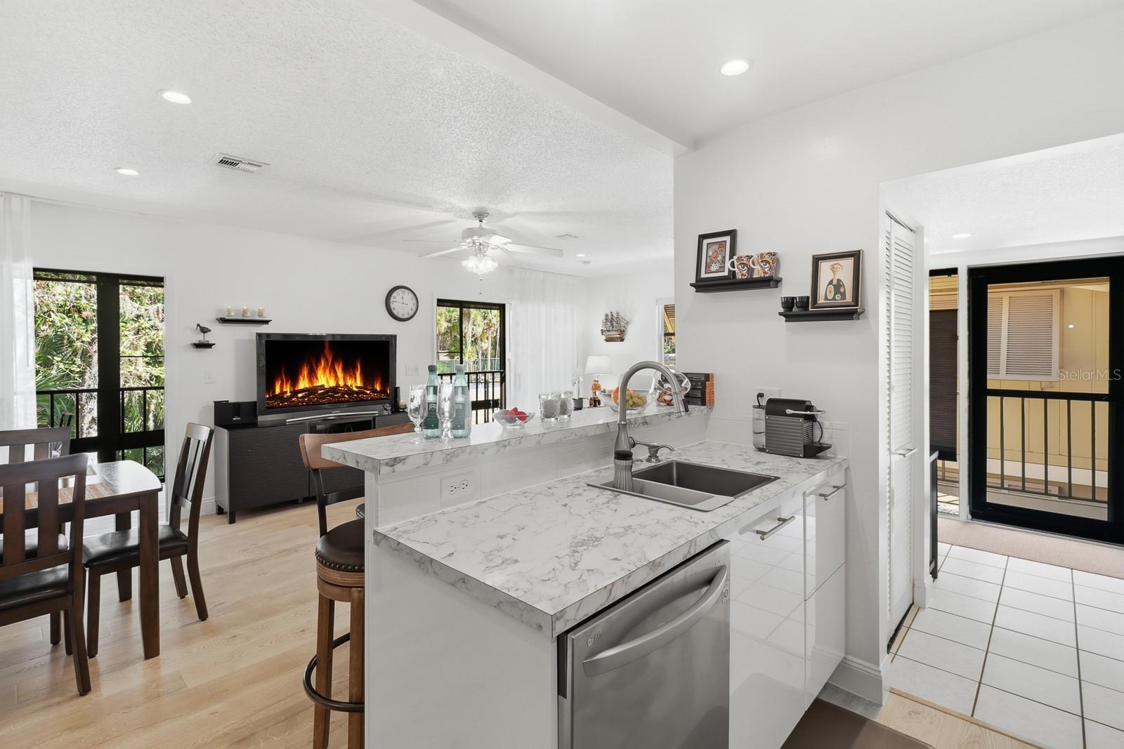 Image 7 of 31 For 120 Hibiscus Woods Court 3b