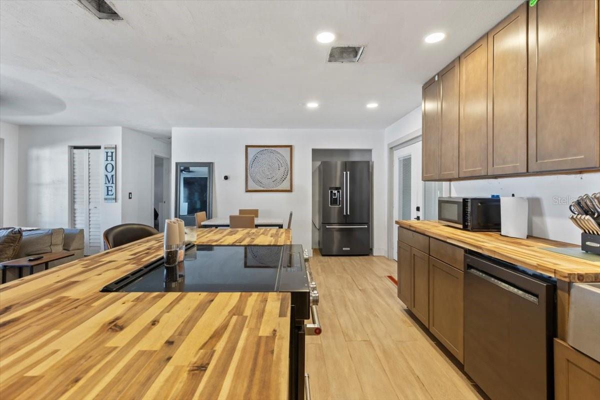 Image 9 of 37 For 980 Thelma Avenue