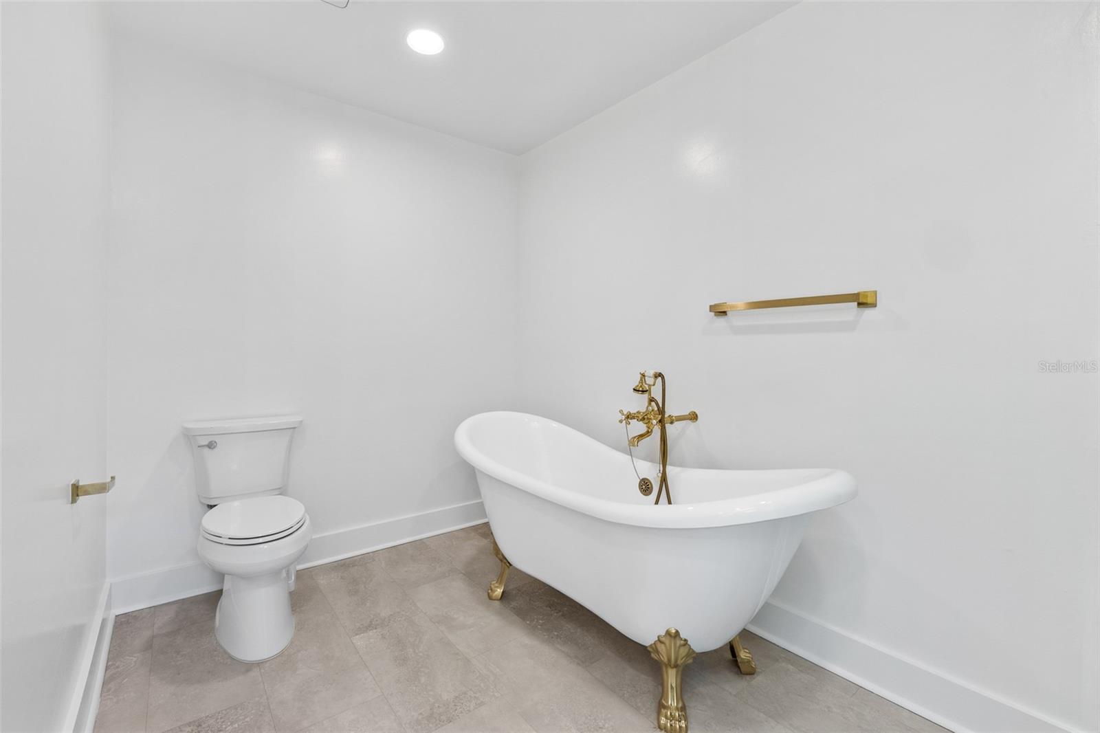 Image 33 of 52 For 136 Sea Duck Circle E