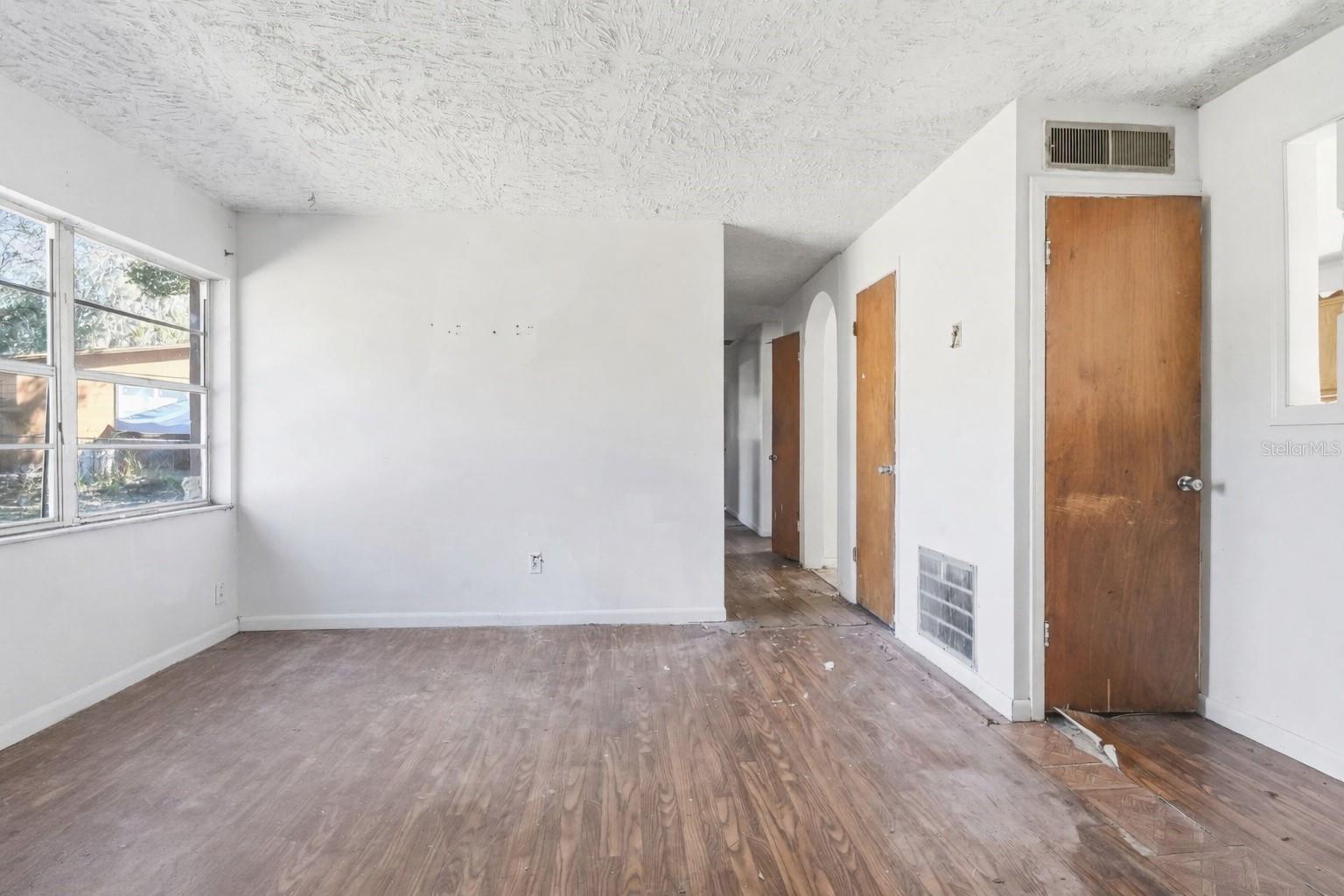 Image 14 of 40 For 808 Oakmont Court