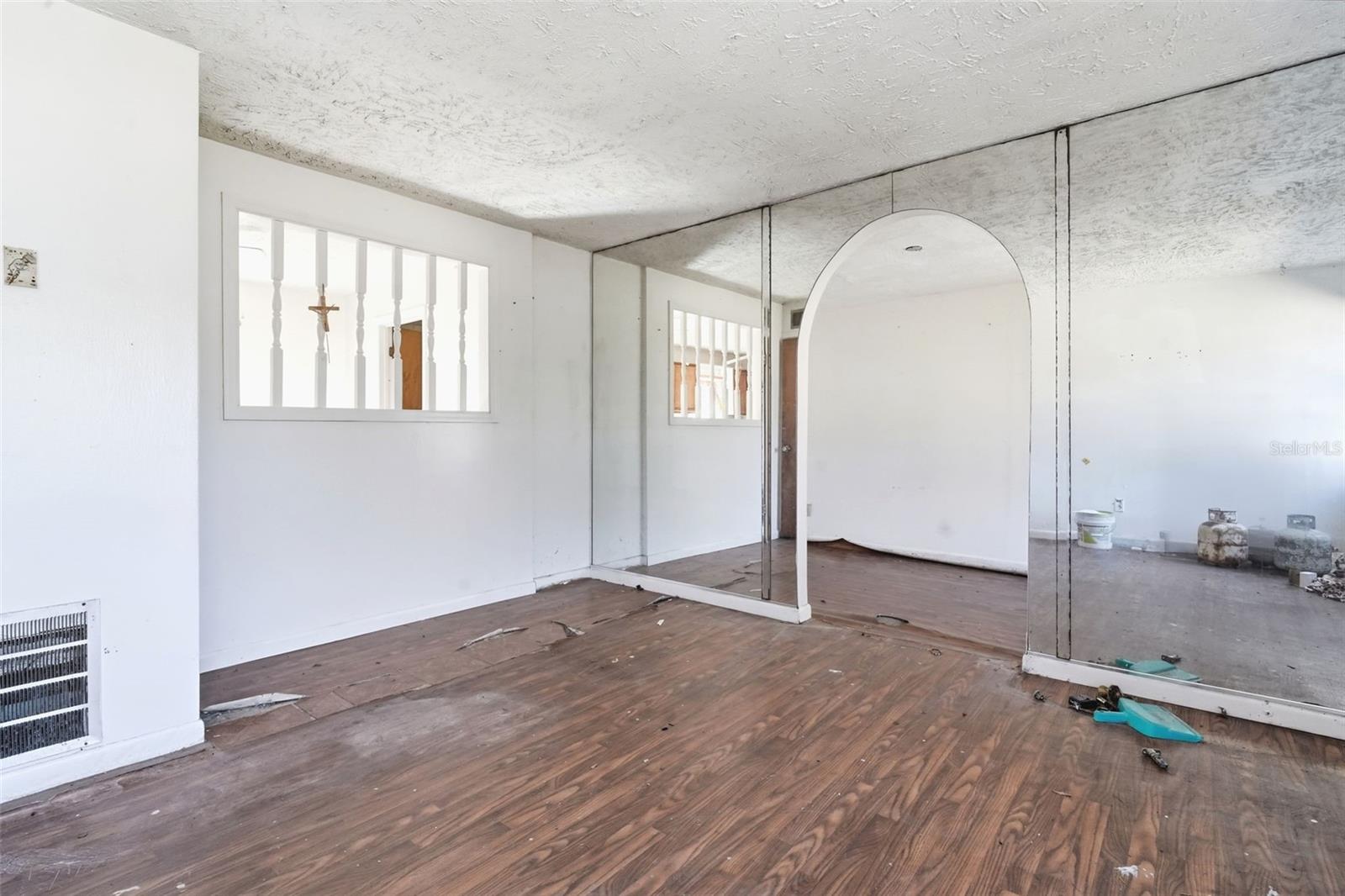 Image 15 of 40 For 808 Oakmont Court