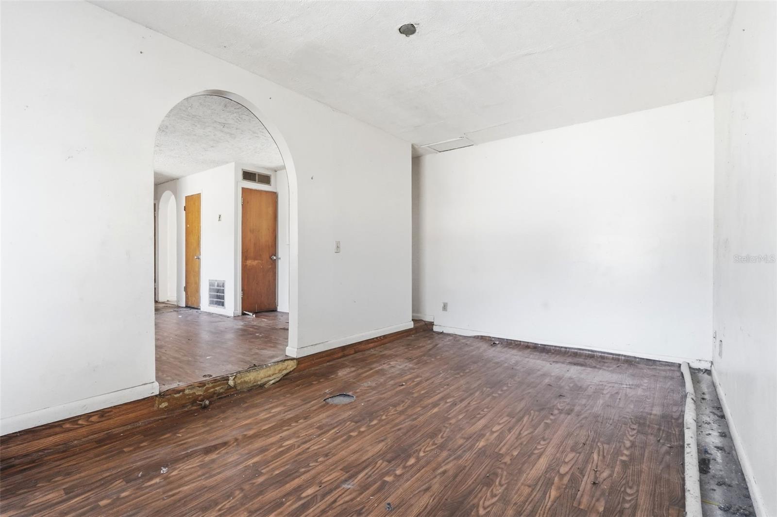 Image 19 of 40 For 808 Oakmont Court