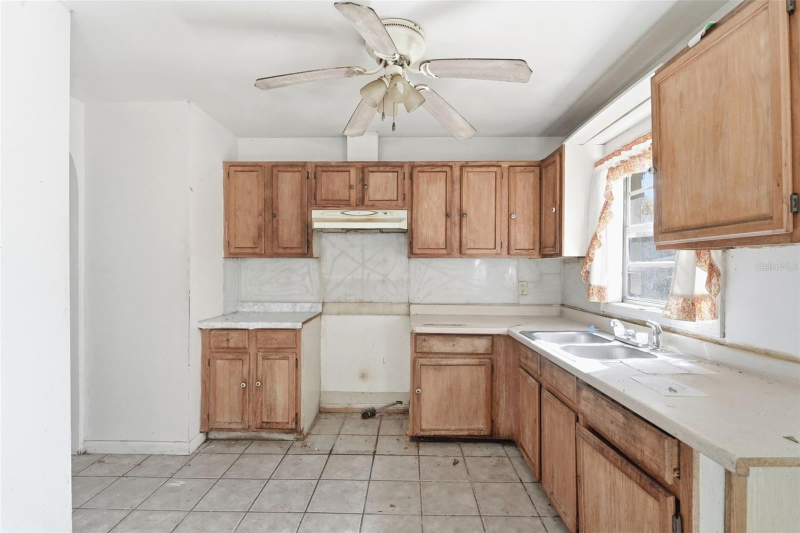 Image 21 of 40 For 808 Oakmont Court