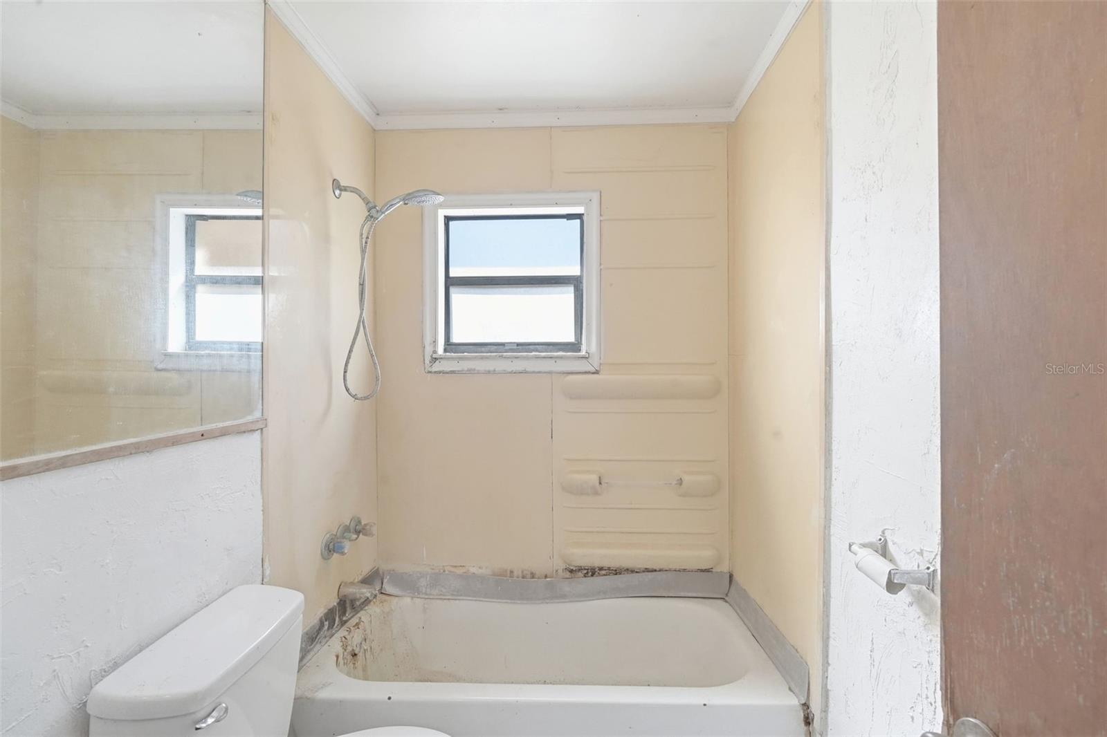 Image 28 of 40 For 808 Oakmont Court