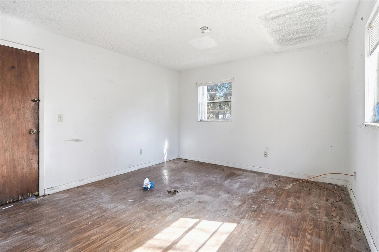 Image 32 of 40 For 808 Oakmont Court