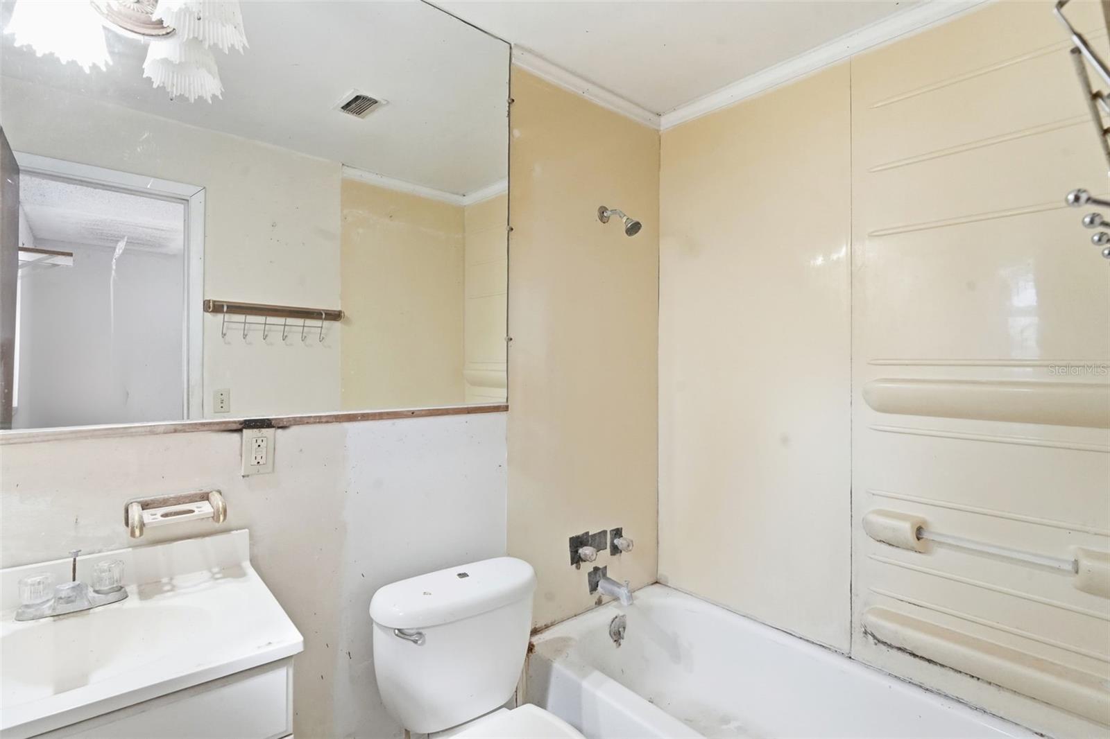 Image 35 of 40 For 808 Oakmont Court