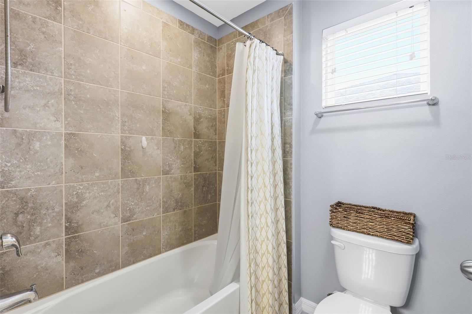 Image 26 of 37 For 737 Victoria Trails Boulevard