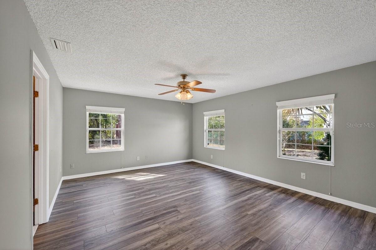 Image 29 of 60 For 19 Woodglen Place