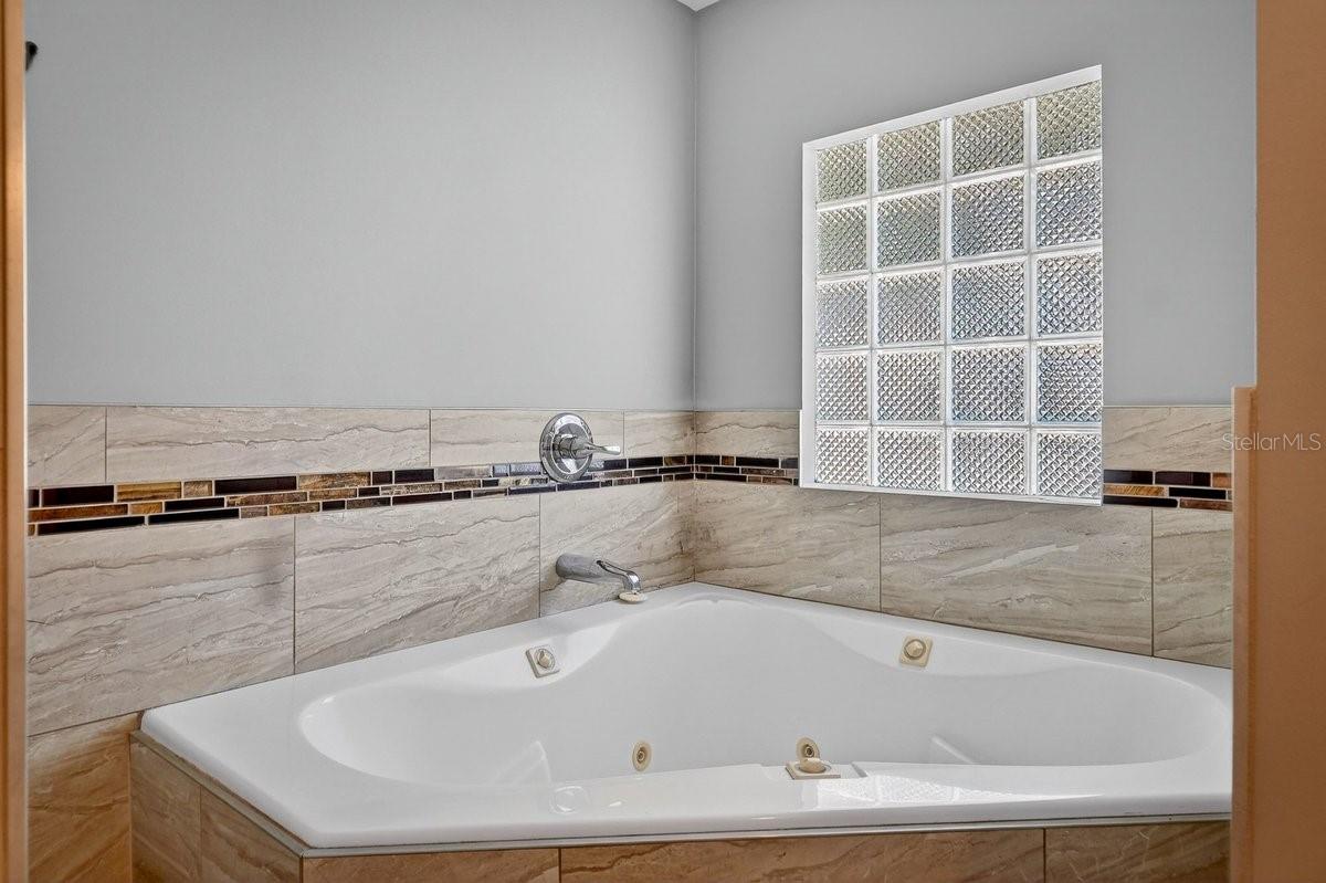 Image 31 of 60 For 19 Woodglen Place