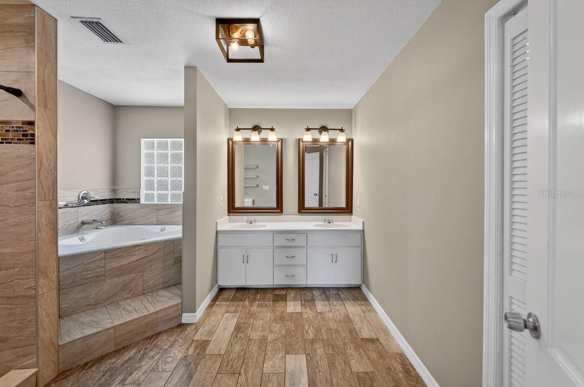 Image 7 of 60 For 19 Woodglen Place