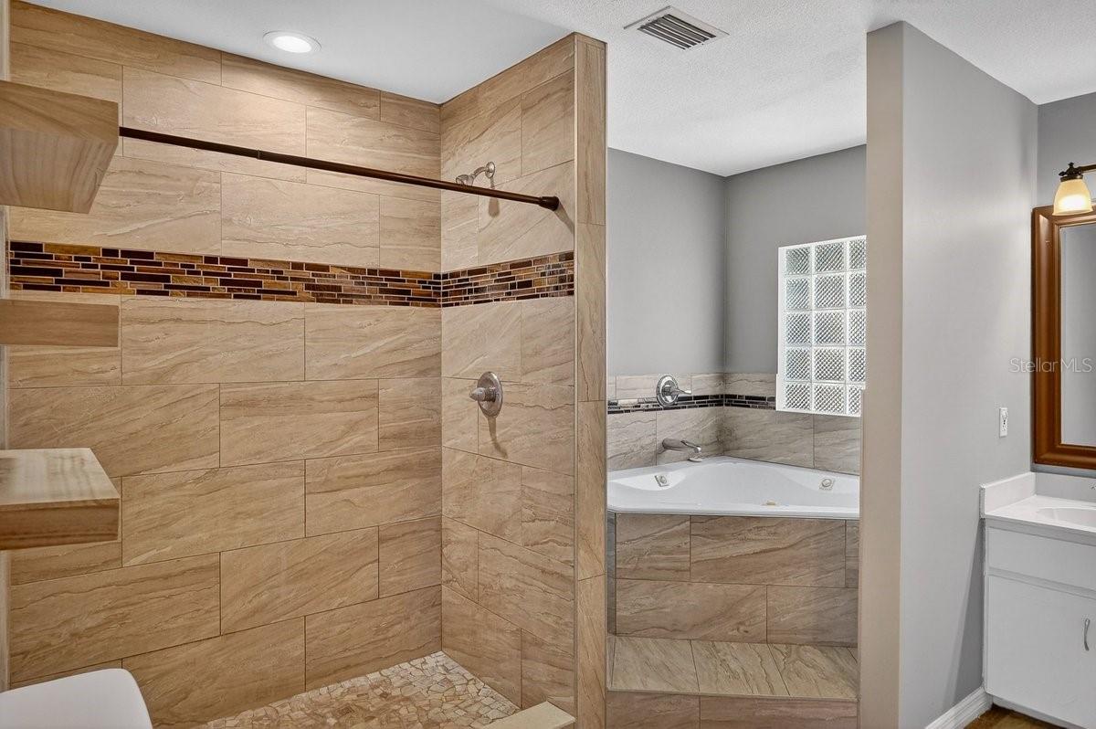 Image 8 of 60 For 19 Woodglen Place