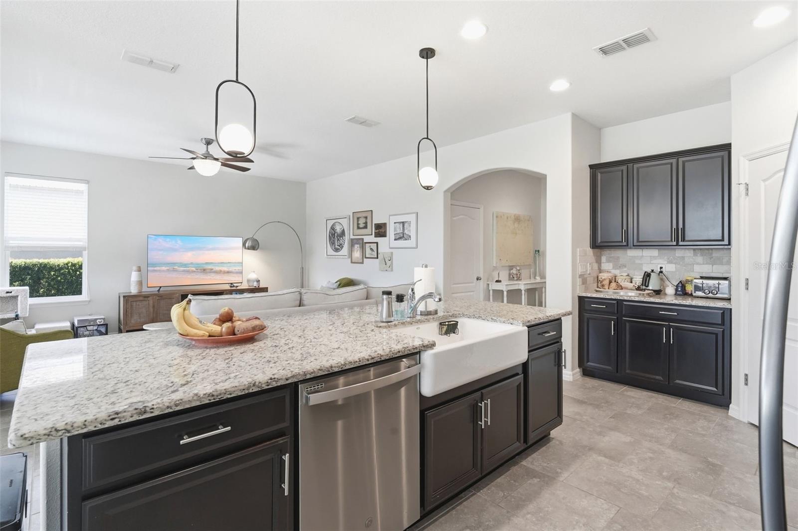 Image 14 of 41 For 404 Victoria Trails Blvd