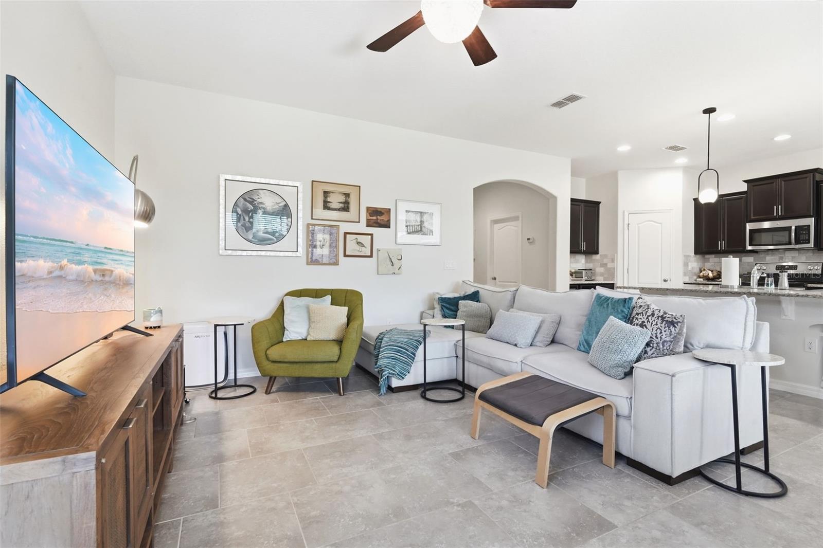 Image 7 of 41 For 404 Victoria Trails Blvd