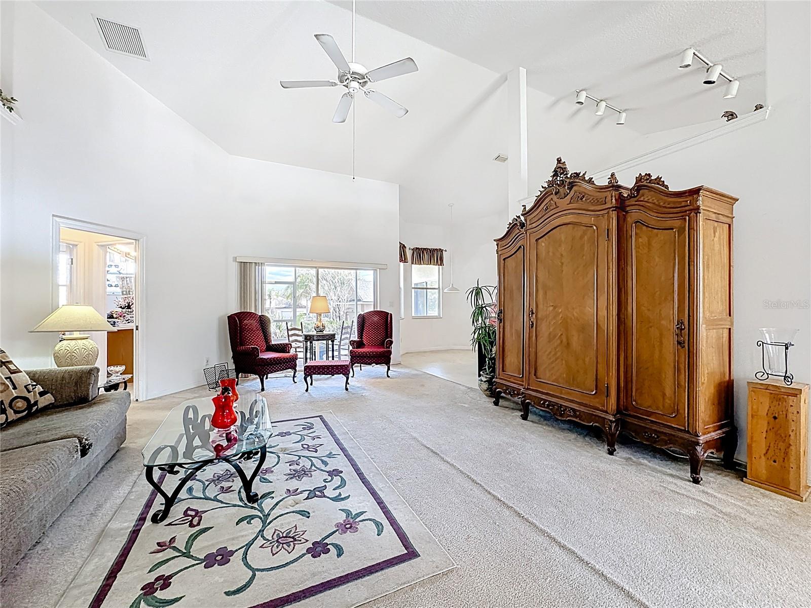 Image 4 of 69 For 200 Round Man Street