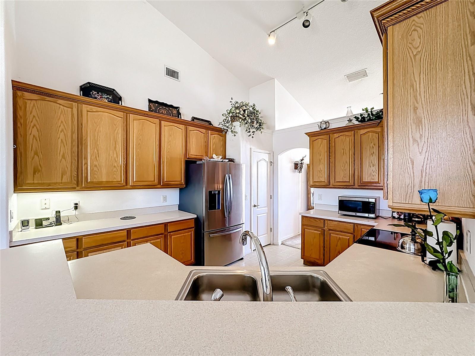 Image 5 of 69 For 200 Round Man Street