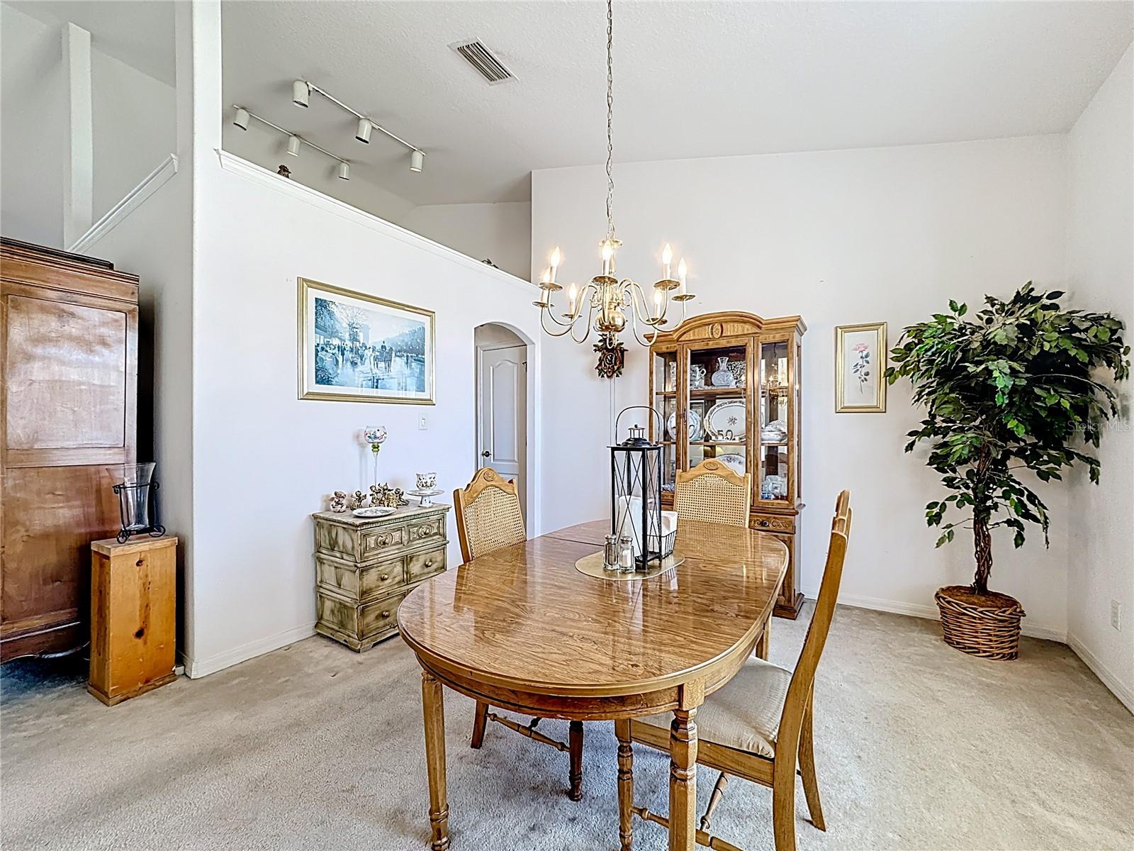 Image 7 of 69 For 200 Round Man Street