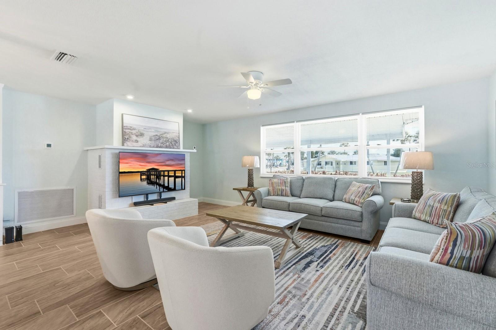 Image 5 of 73 For 341 Plaza Boulevard