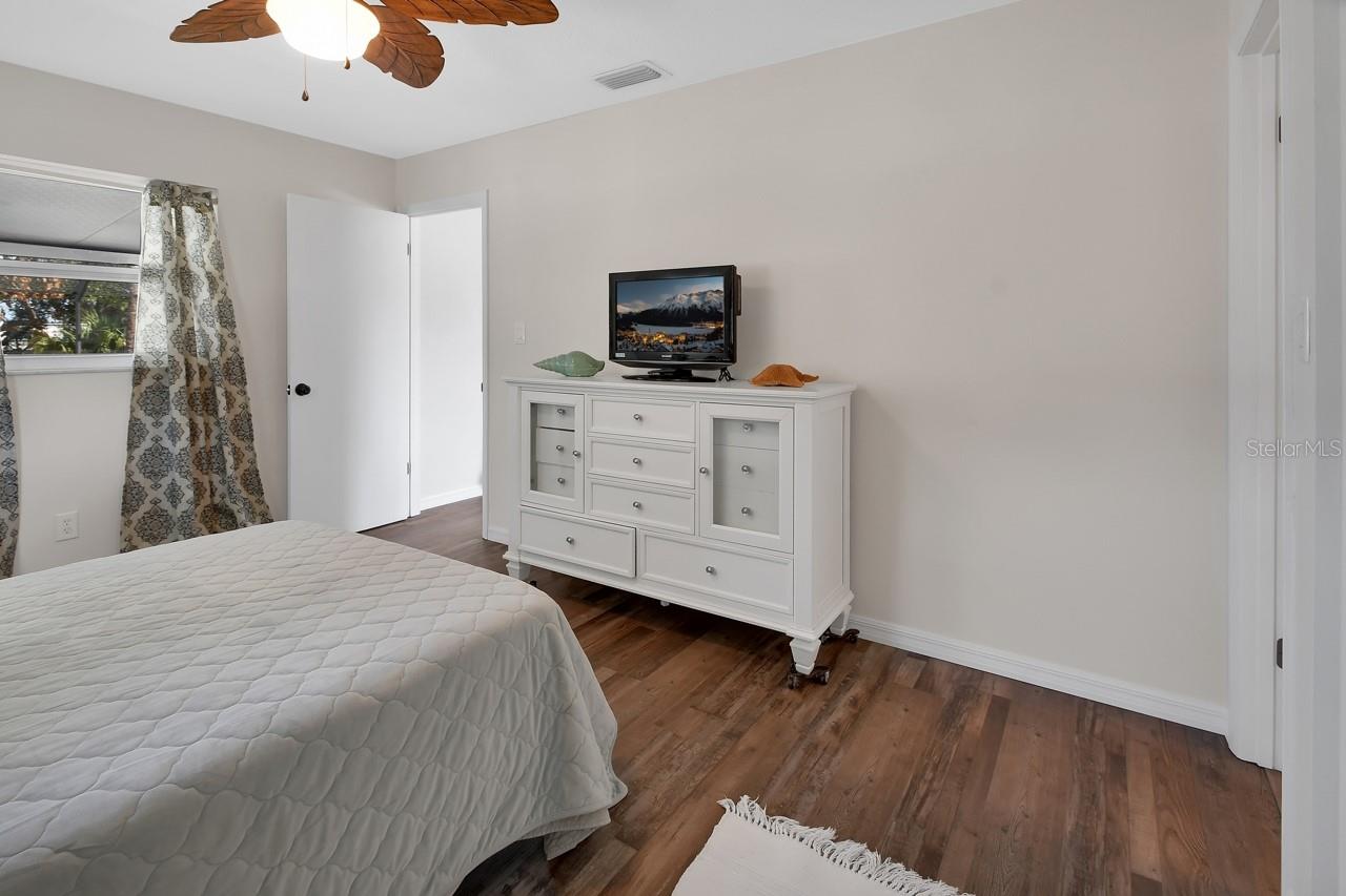 Image 19 of 37 For 1007 Crescent Parkway