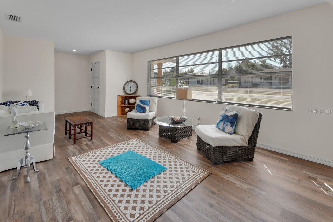 Image 7 of 37 For 1007 Crescent Parkway