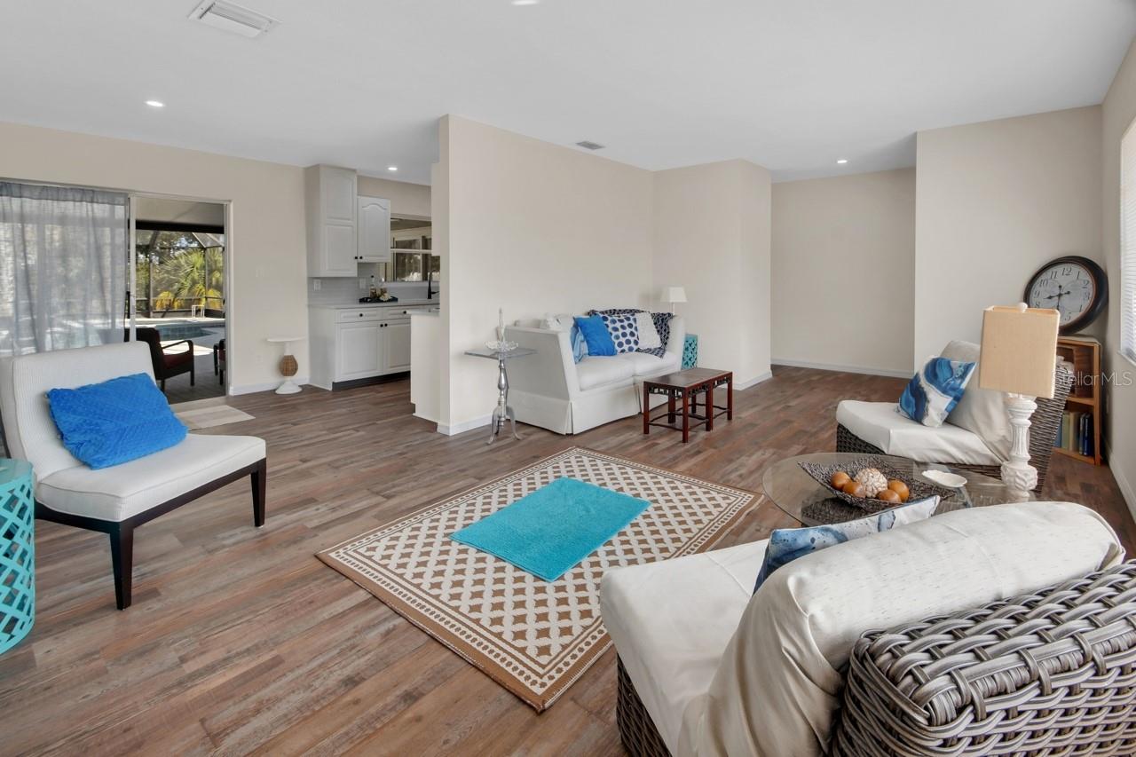 Image 8 of 37 For 1007 Crescent Parkway