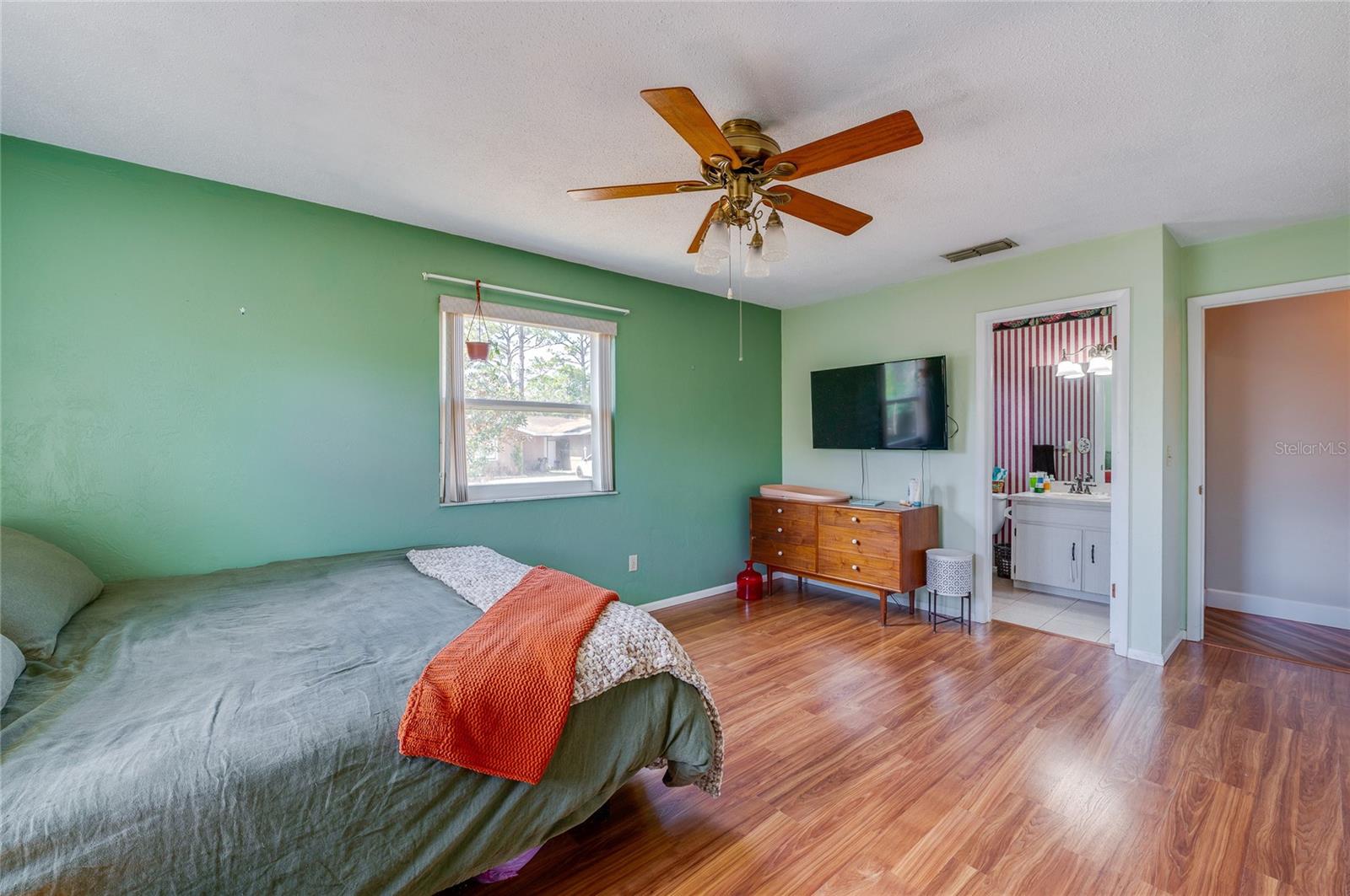 Image 19 of 34 For 10 Oak Lane 