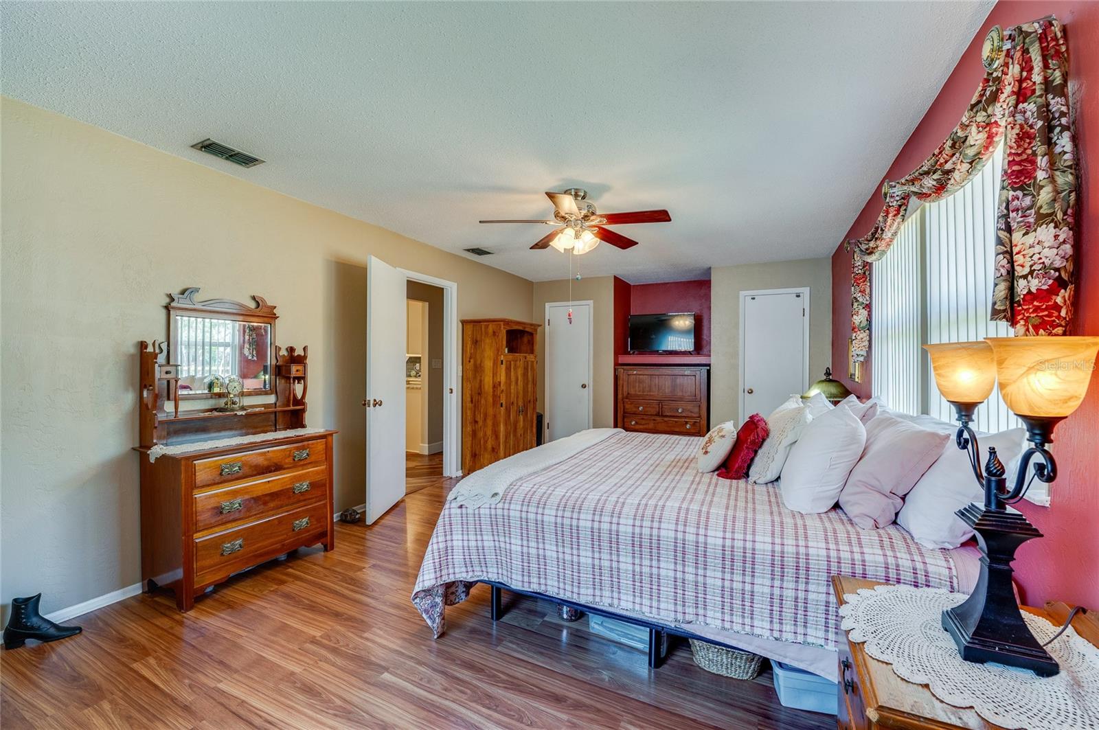 Image 22 of 34 For 10 Oak Lane 