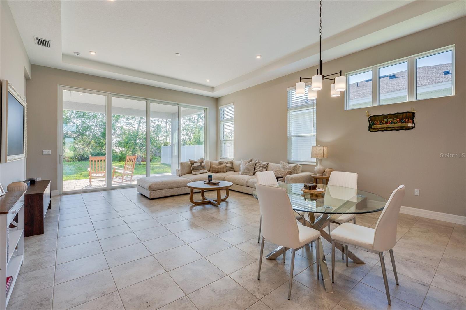 Image 15 of 43 For 887 Lake Hill Way