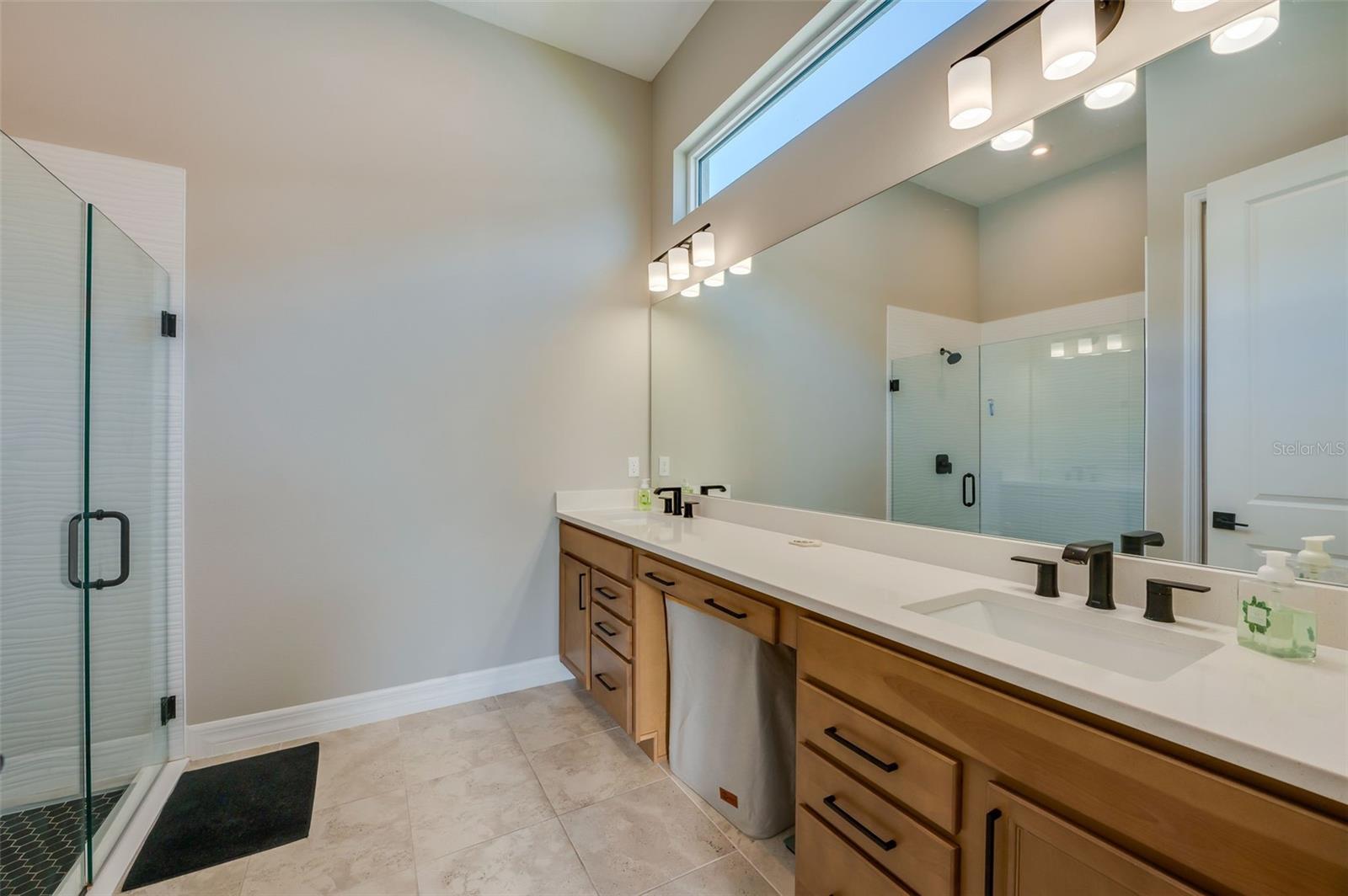 Image 20 of 43 For 887 Lake Hill Way