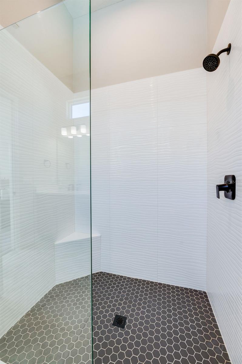 Image 21 of 43 For 887 Lake Hill Way