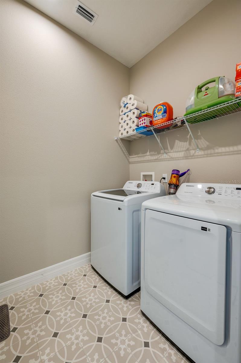 Image 25 of 43 For 887 Lake Hill Way