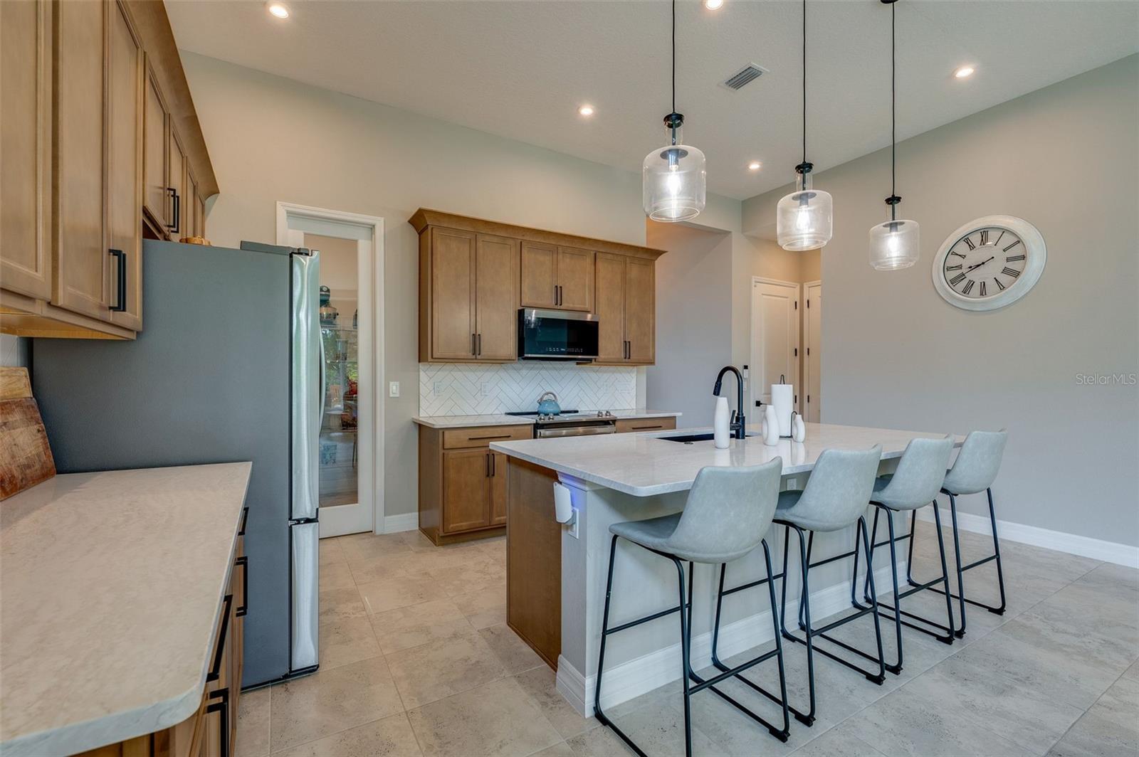 Image 6 of 43 For 887 Lake Hill Way