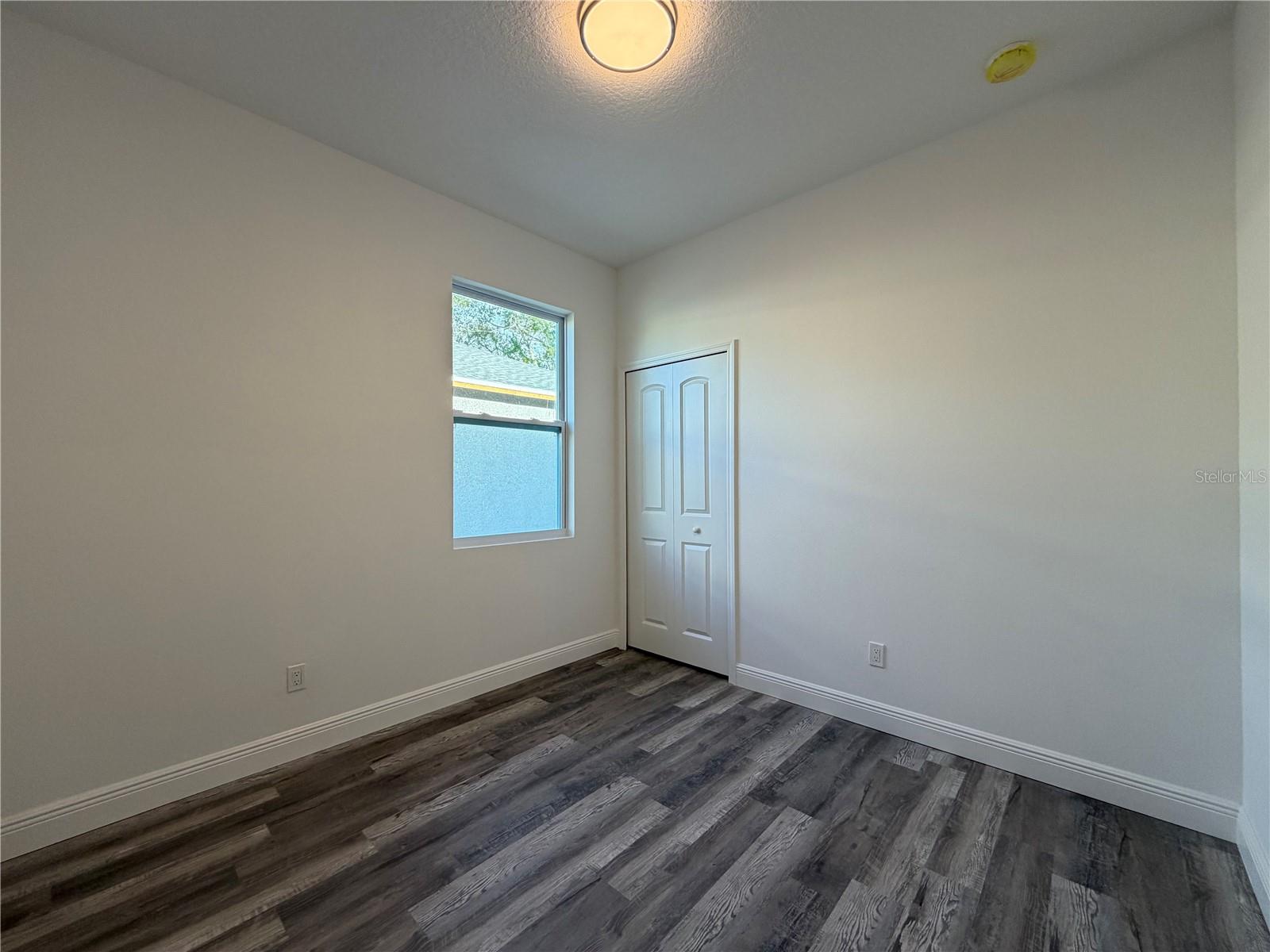 Listing photo id 12 for 1617 Illinois Street