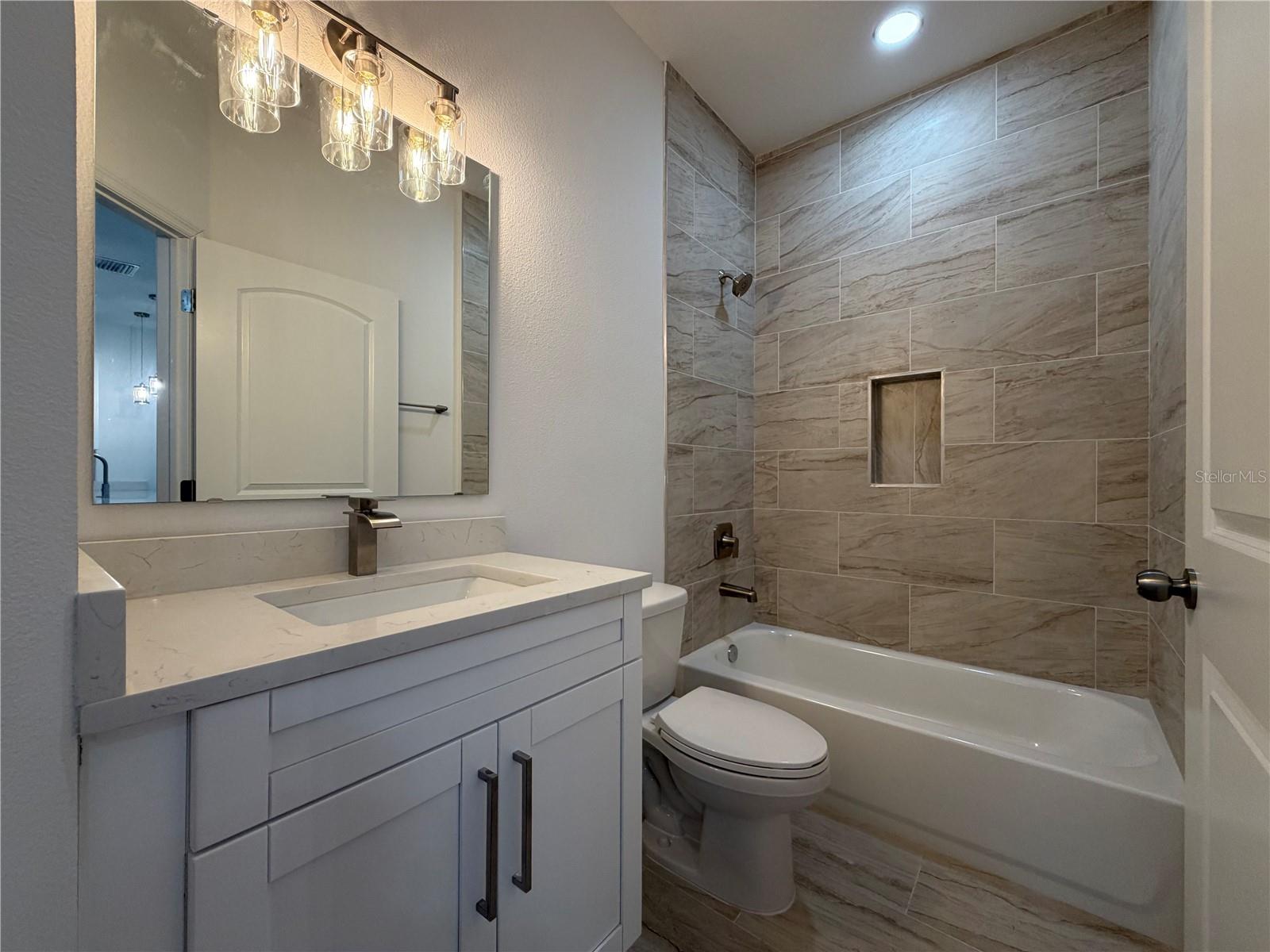 Listing photo id 13 for 1617 Illinois Street