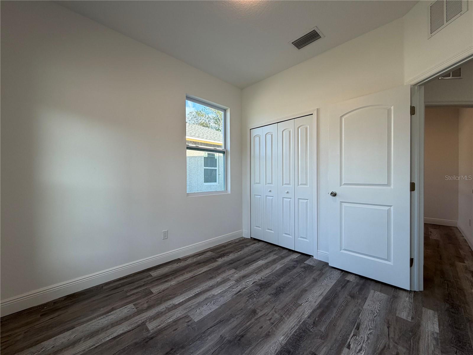 Listing photo id 15 for 1617 Illinois Street