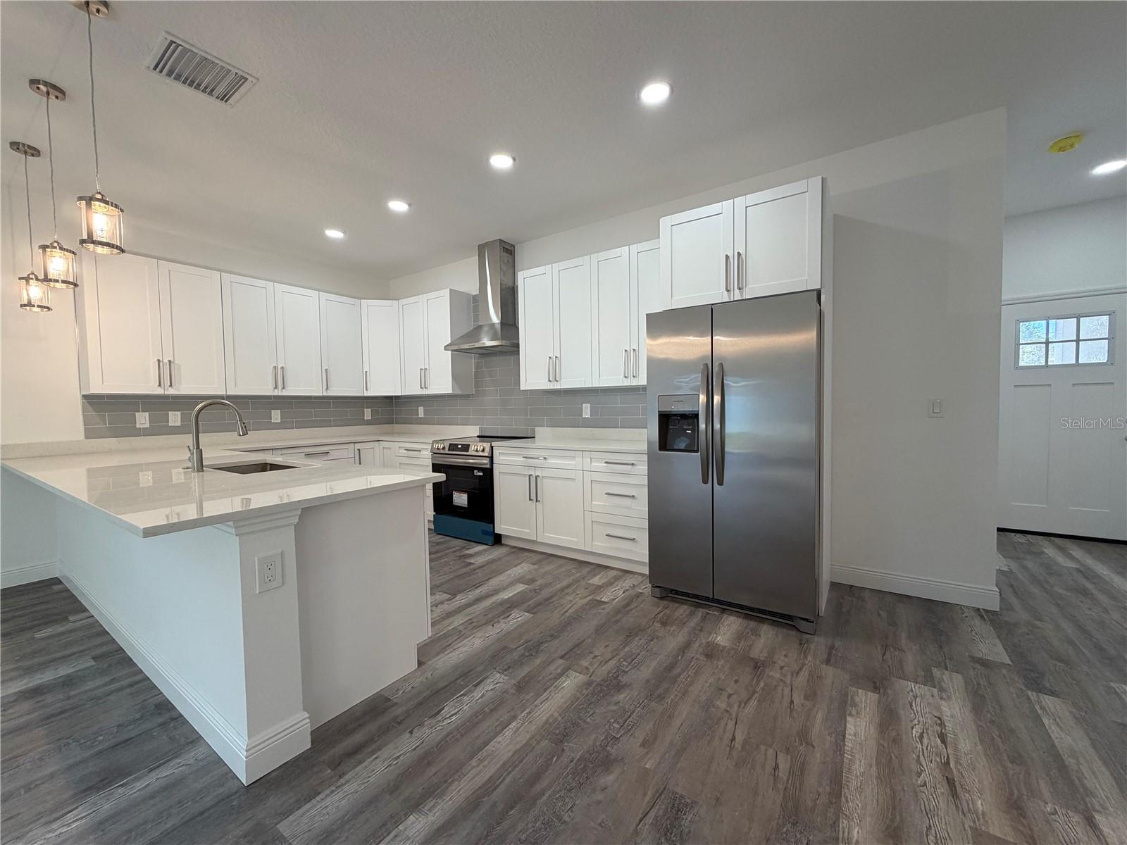 Listing photo id 2 for 1617 Illinois Street