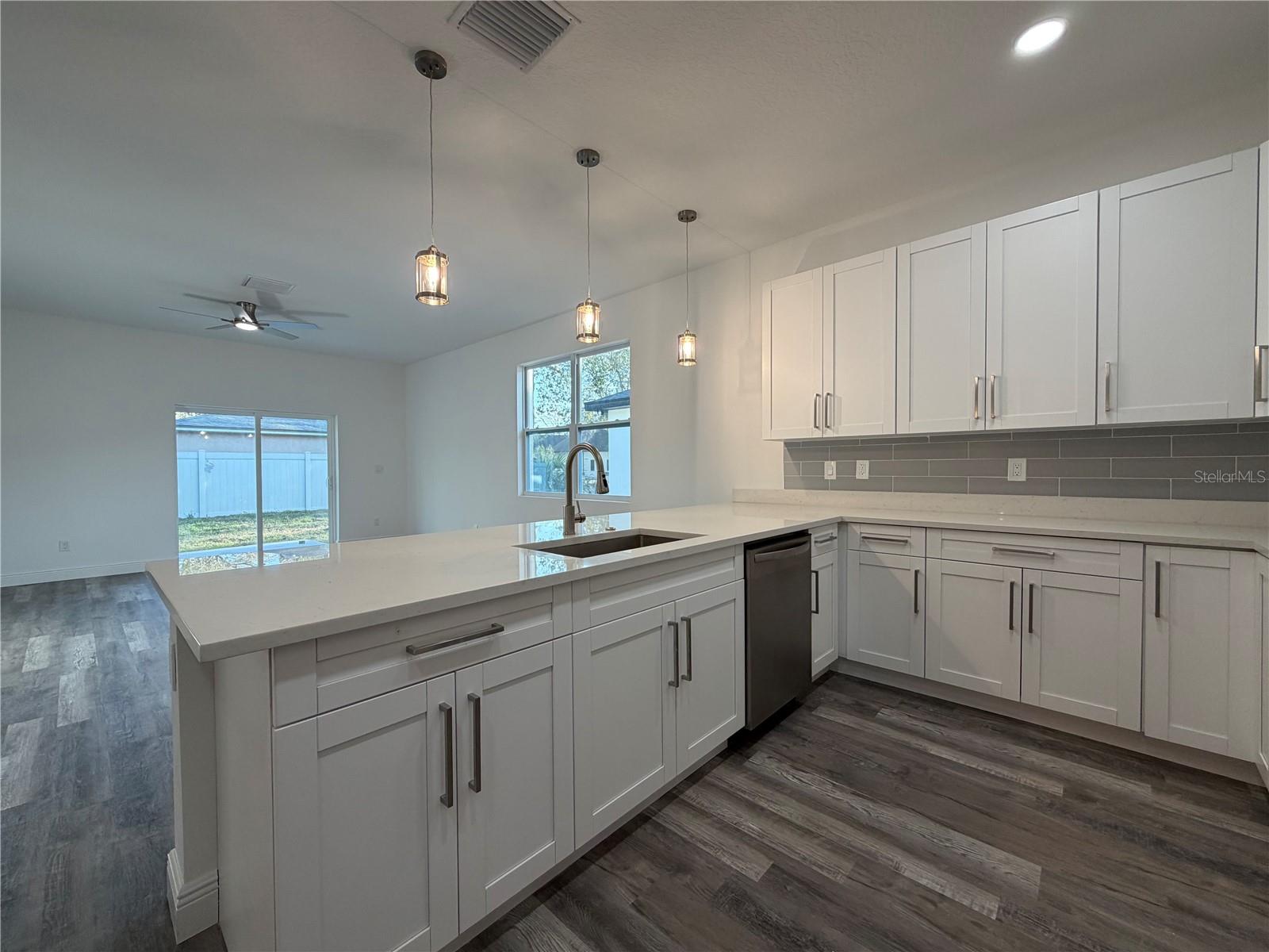 Listing photo id 3 for 1617 Illinois Street