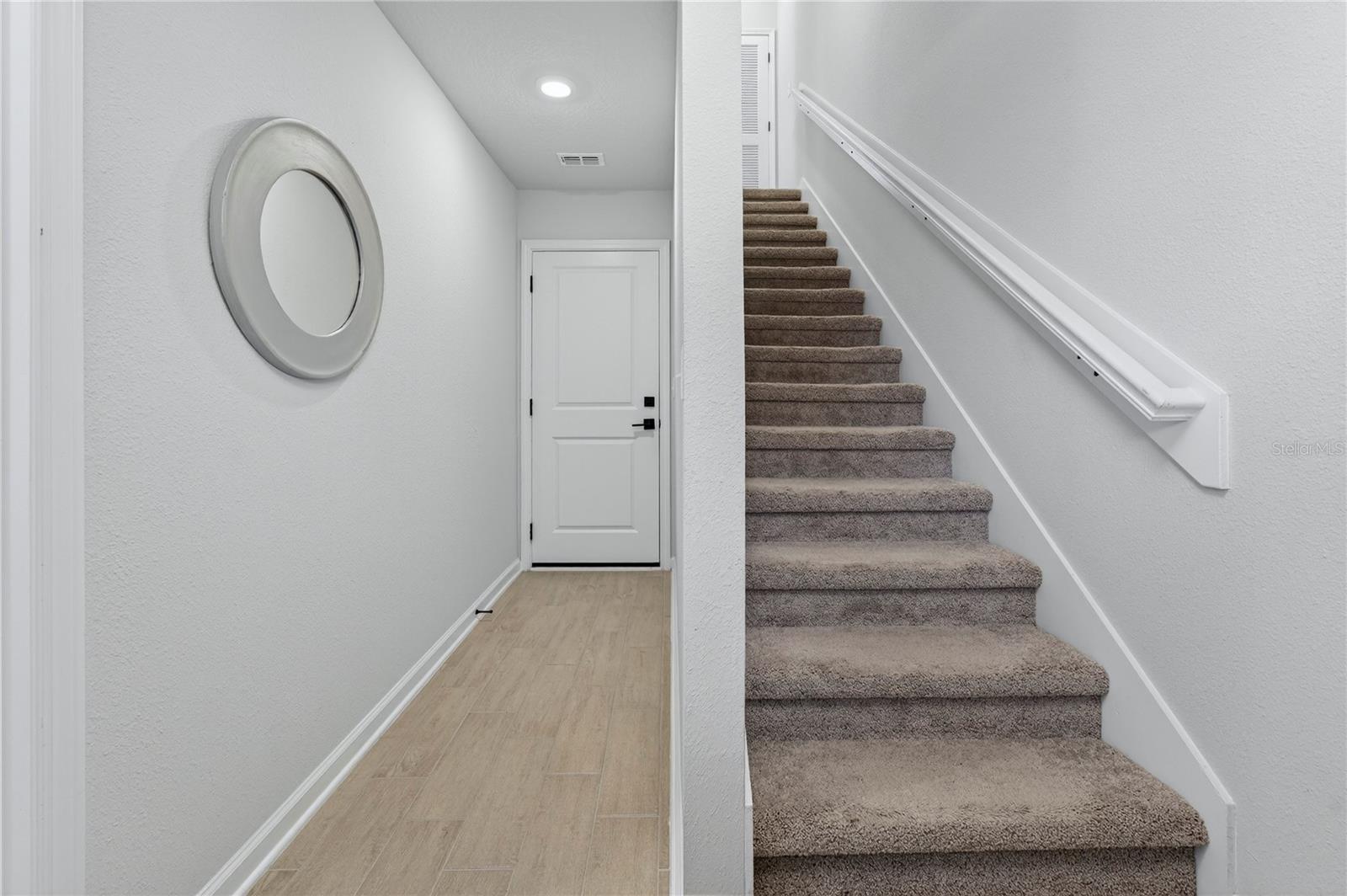 Listing photo id 10 for 1096 Farwell Street