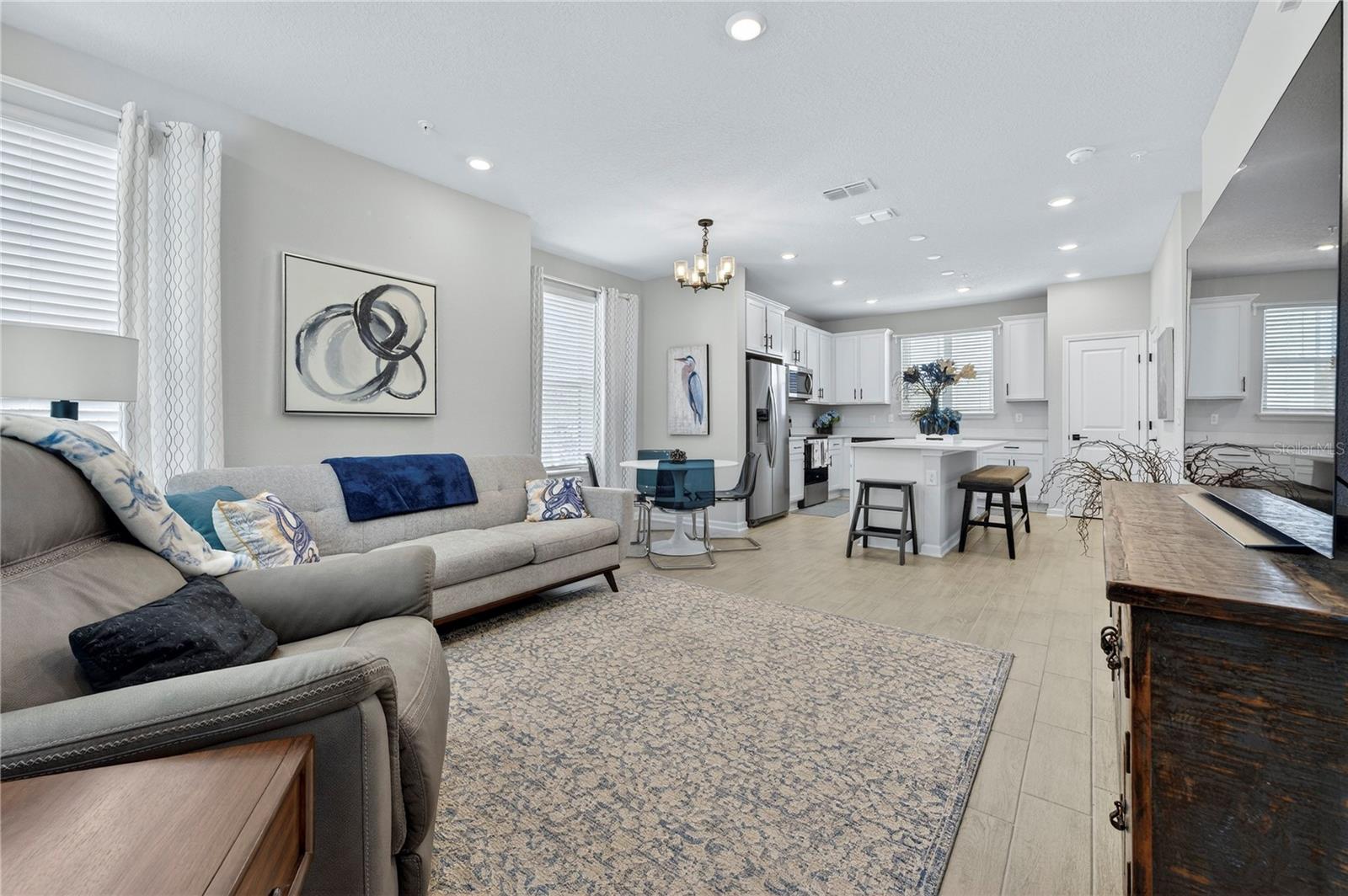 Listing photo id 14 for 1096 Farwell Street