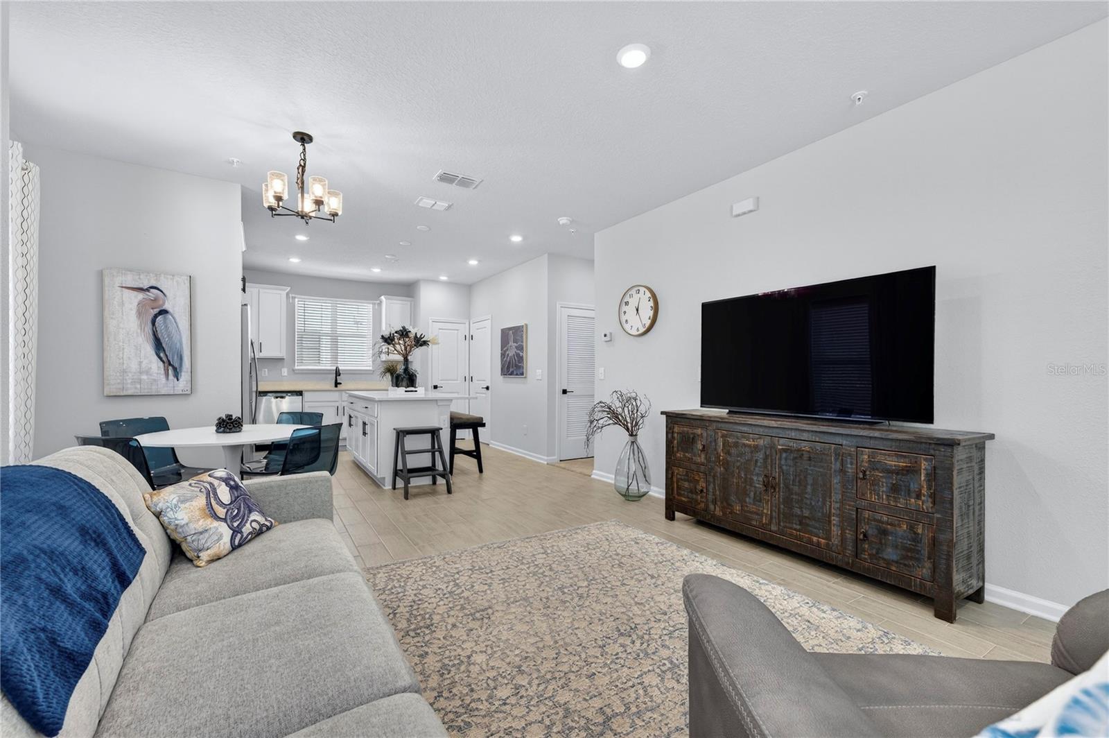 Listing photo id 15 for 1096 Farwell Street