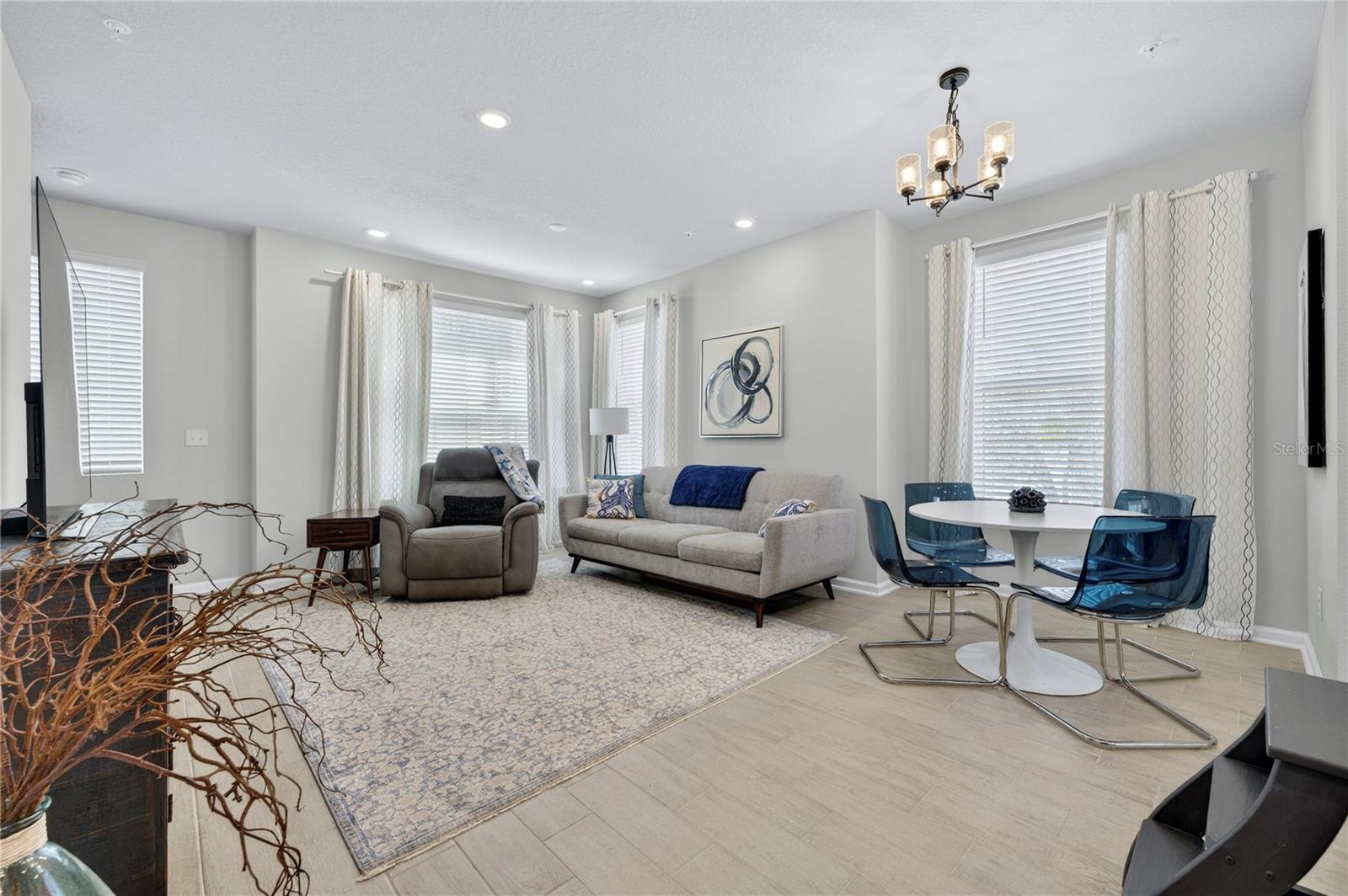 Listing photo id 16 for 1096 Farwell Street