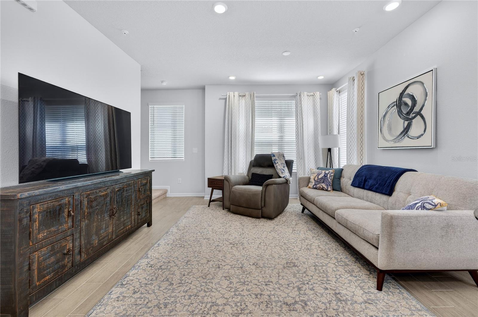 Listing photo id 17 for 1096 Farwell Street