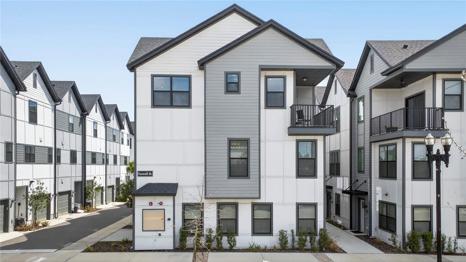 Listing photo id 0 for 1096 Farwell Street