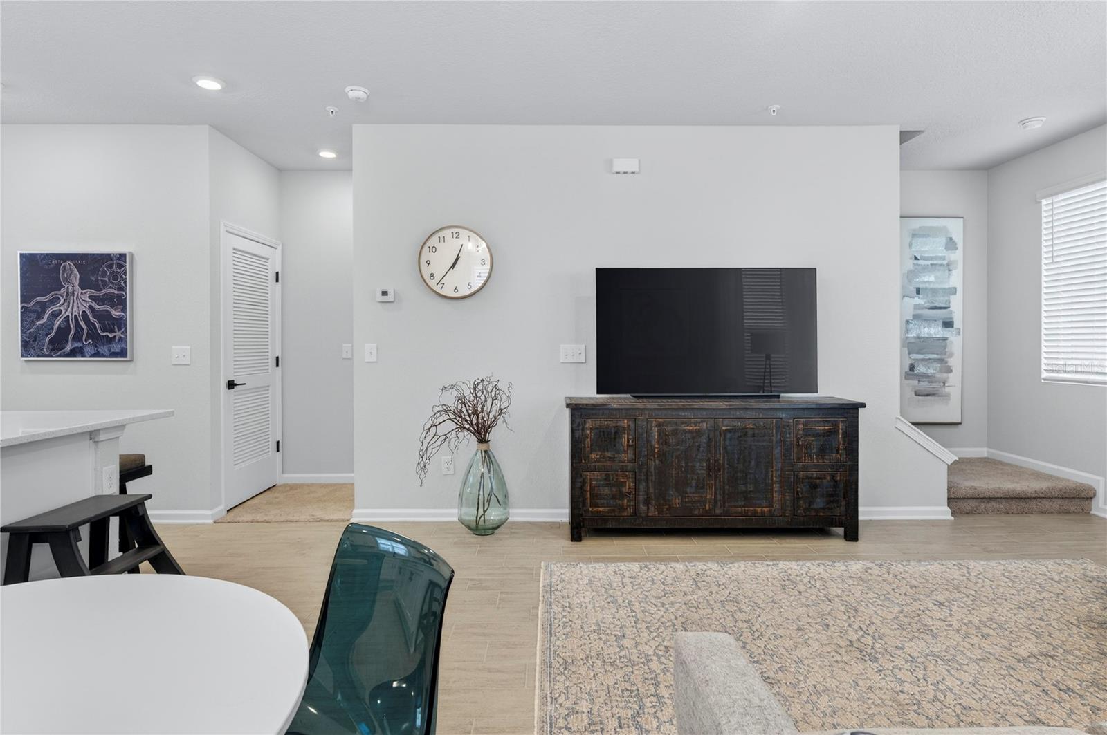 Listing photo id 19 for 1096 Farwell Street