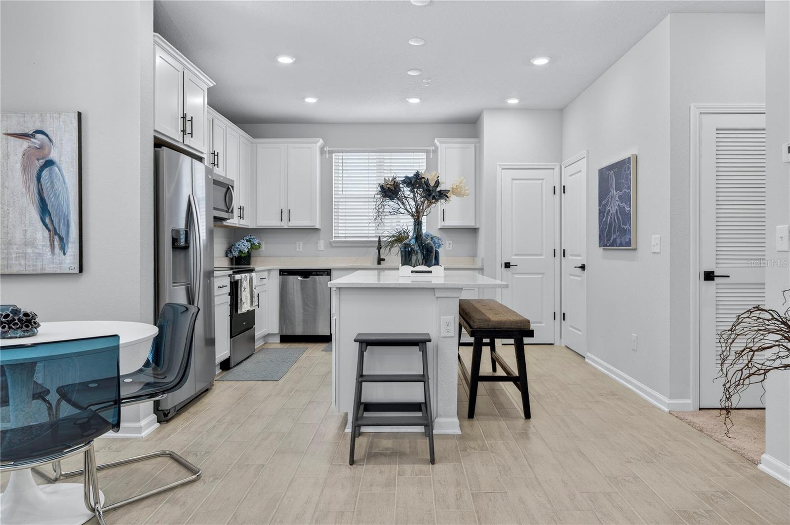 Listing photo id 22 for 1096 Farwell Street