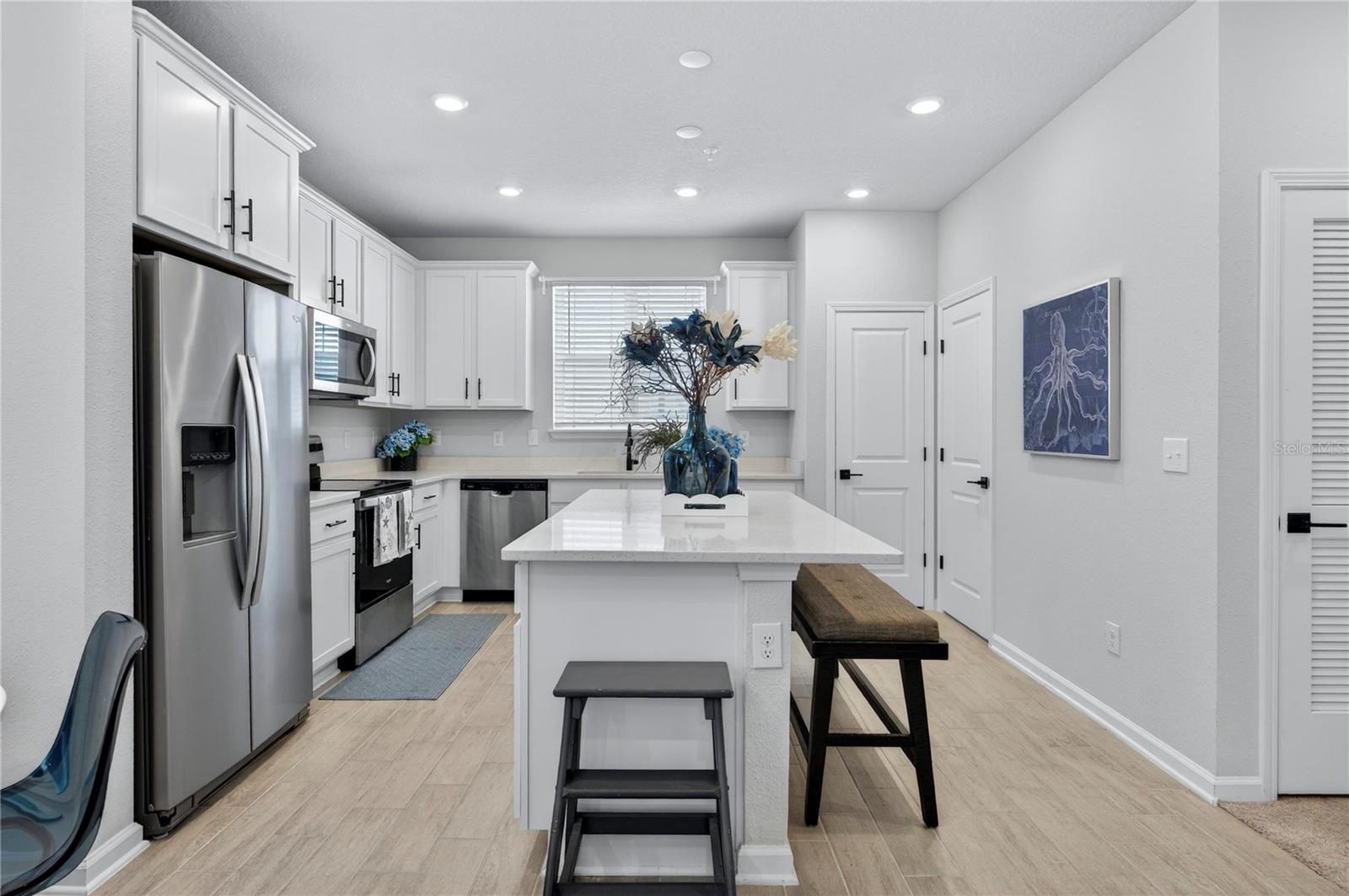 Listing photo id 23 for 1096 Farwell Street