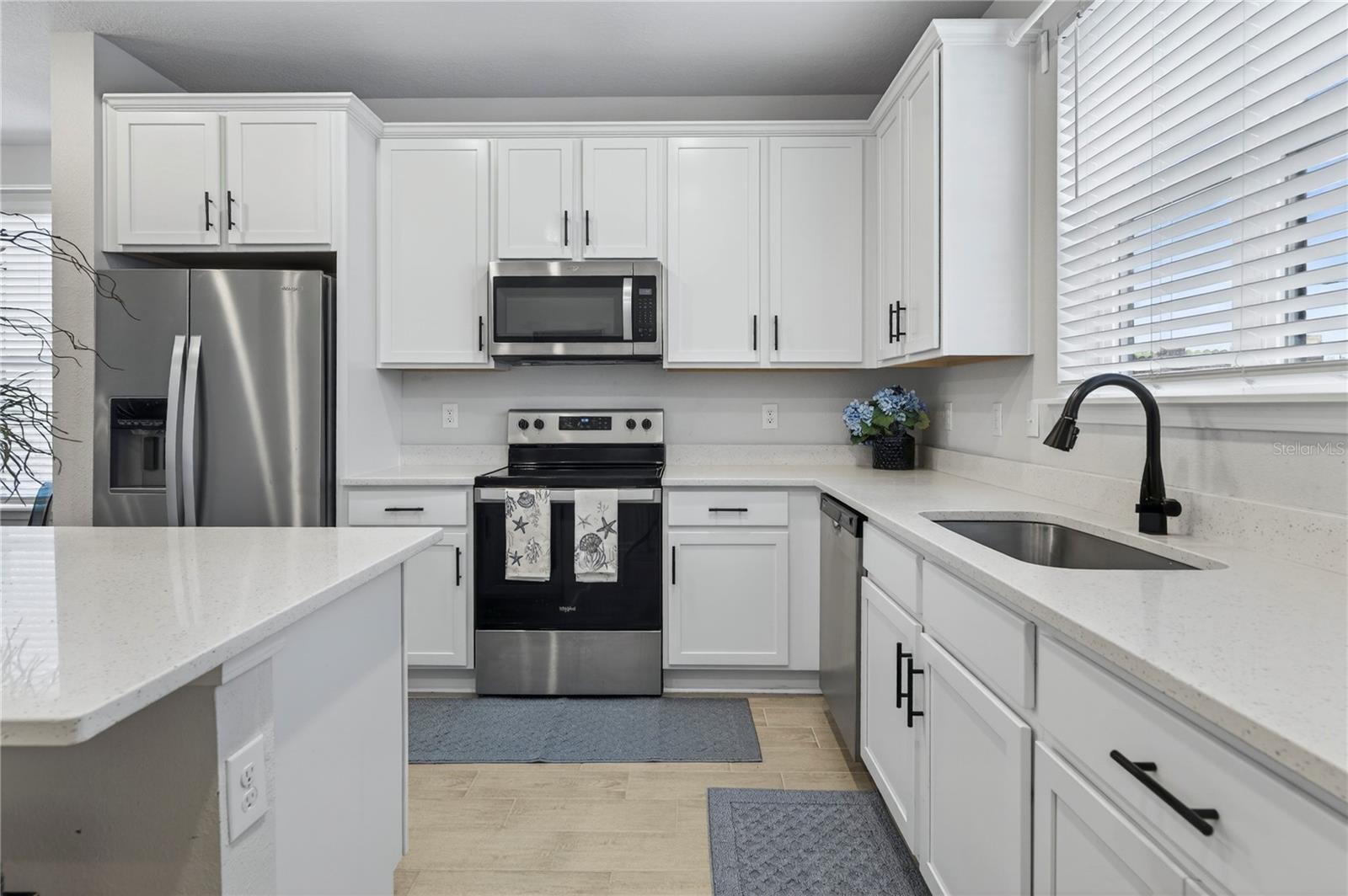 Listing photo id 25 for 1096 Farwell Street