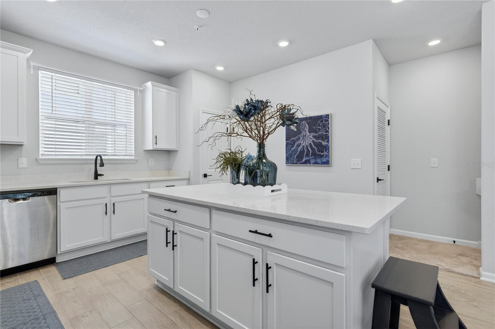 Listing photo id 27 for 1096 Farwell Street